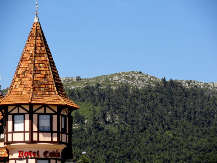 La cúpula del hotel y el cerro del Toro